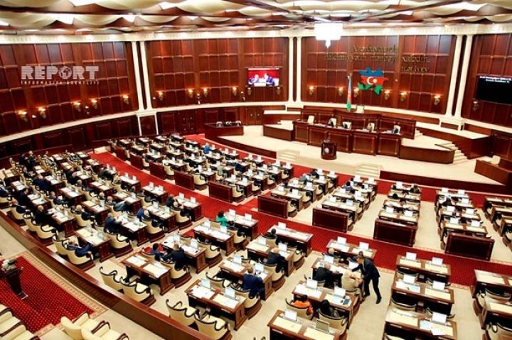 Kommersiya məhkəmələri yaradılır, bir məhkəmədə azı 12 hakim olacaq