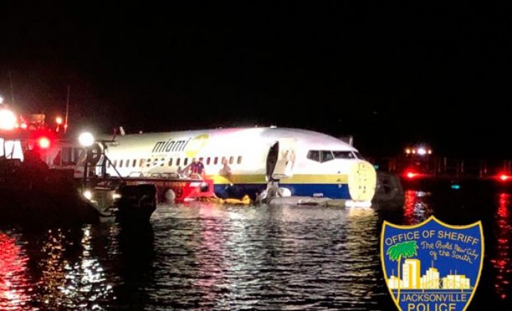 ABŞ-da "Boeing 737" tipli sərnişin təyyarəsi çaya düşüb