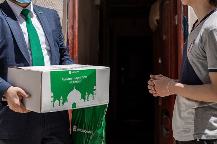 Bank Ramazan sovqatı paylayıb