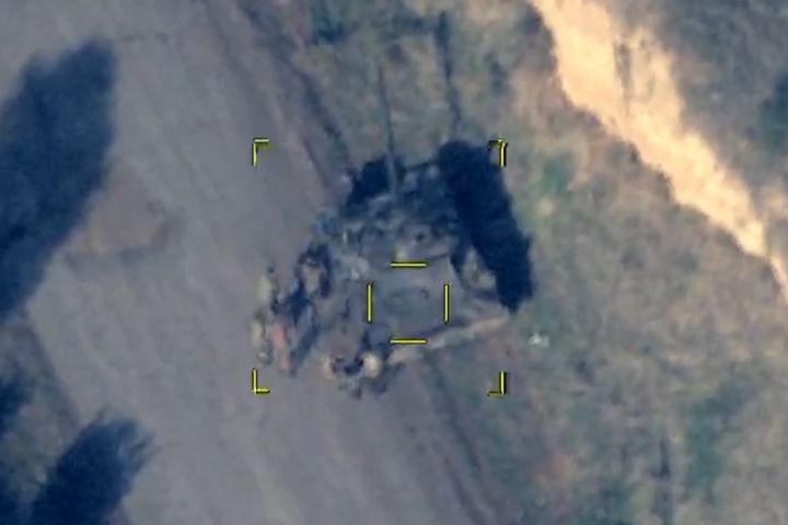 Düşmənin daha bir zirehli tank bölməsi darmadağın edildi - VİDEO