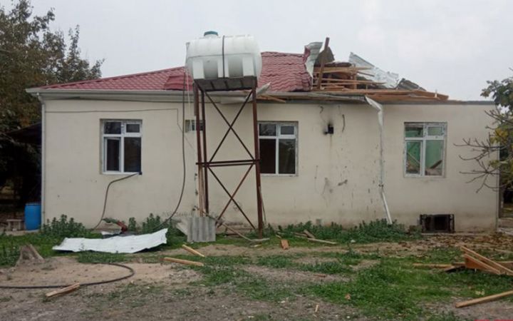 Ermənilərin atdığı mərmi Ağcabədidə yaşayış evinə düşüb