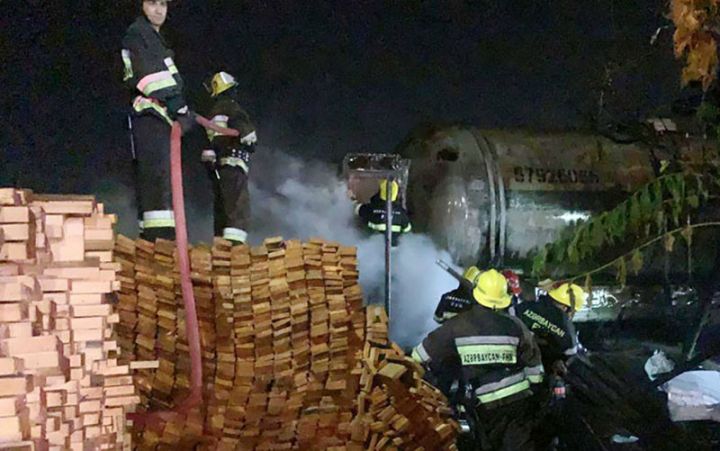 Bakıda taxta bazarı yanıb