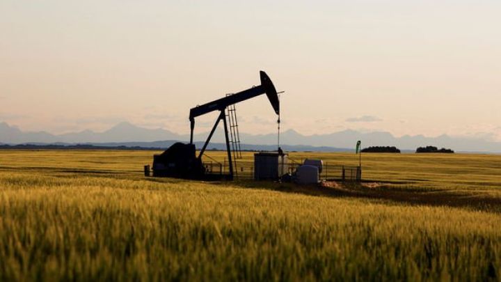 Neft, pandemiyanın Hindistanda gedərək pisləşməsilə ucuzlaşır