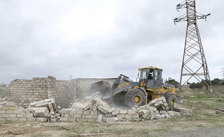 Kasıb təbəqədən olan insanların tikililəri söküldü
