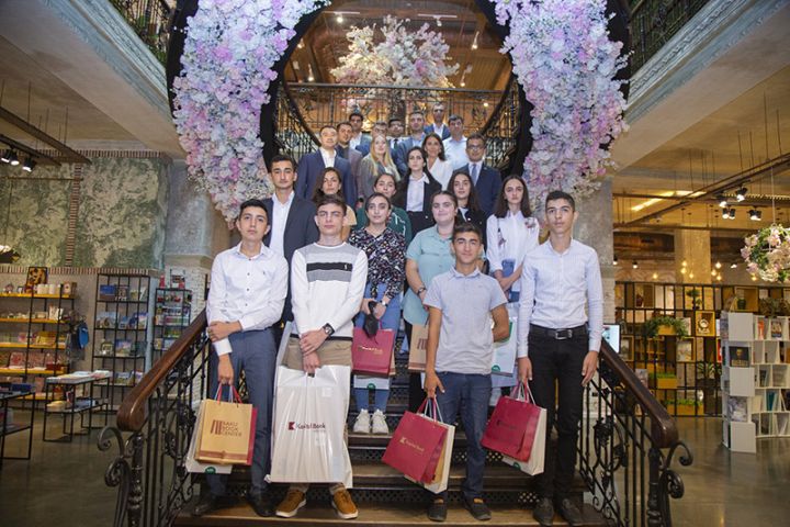 Kapital Bank aztəminatlı ailələrdən olan tələbələri mükafatlandırdı