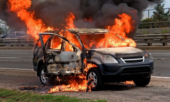 Şirkət direktoru avtomobilini yandırıb, içərisinə heyvan sümüyü atıb ölmüş görüntüsü yaradıb