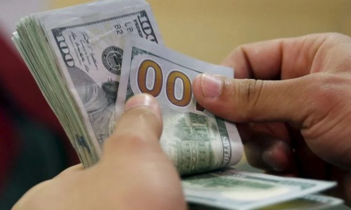 Ruslara əmanətləri xarici valyutada saxlamaq tövsiyə edildi - Dolların bahalaşması davam edə bilər