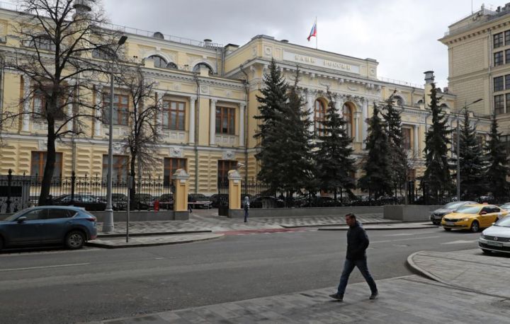 Rusiya Mərkəzi Bankı ölkədən10 min dollardan yuxarı nağd valyutanın çıxarılmasına icazə verə biləcək