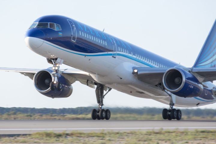 "Azərbaycan dilində səlis danışan təyyarə bələdçiləri tapmaqda çətinlik çəkirik" - AZAL