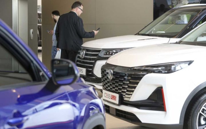 Çin avtomobil bazarında liderlik edir