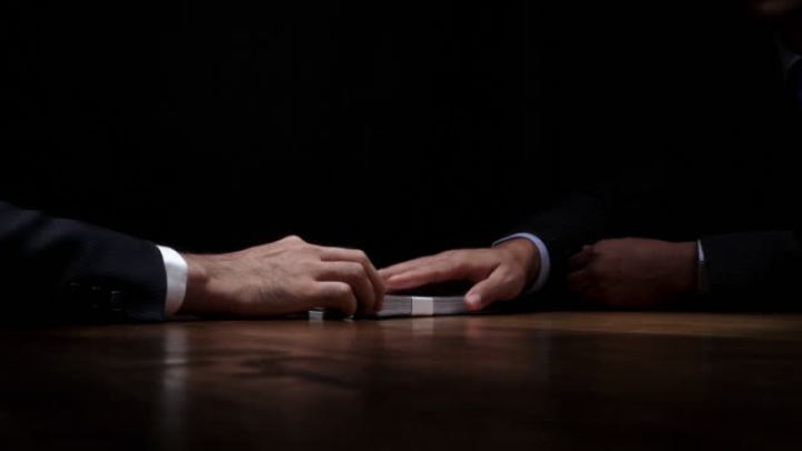 "Dövlət işçisiyəm, sizi işlə təmin edəcəm" - 712 MİN MANAT ƏLƏ KEÇİRİLİB