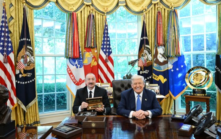 Tramp: Siz böyük lidersiniz. Əliyev: Böyük lider mənim yanımda əyləşib