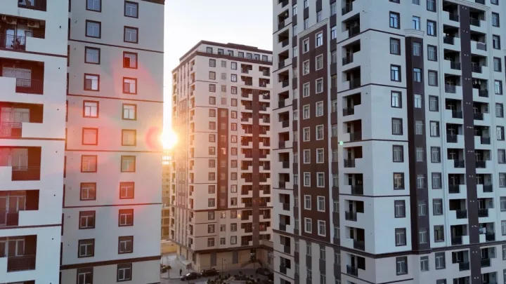 İpoteka ilə, yoxsa daxili hissəli ödənişlə ev almaq? Planlı maliyyə və uzunmüddətli güvən modeli hansıdır?